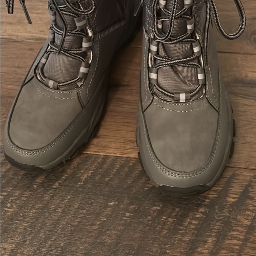 New ladies lands and winter snow boots lined size 6 1/2